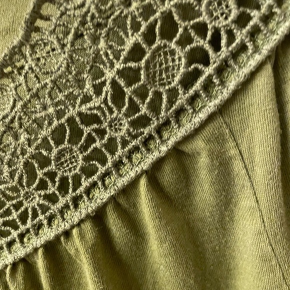 Ann Taylor Green Cap Sleeves Scoop Neck Top medium - Picture 2 of 5